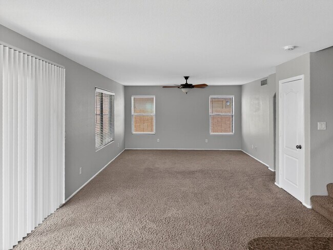 Building Photo - Beautifu;l 4Bed/2.5Bath, Private Pool Home!