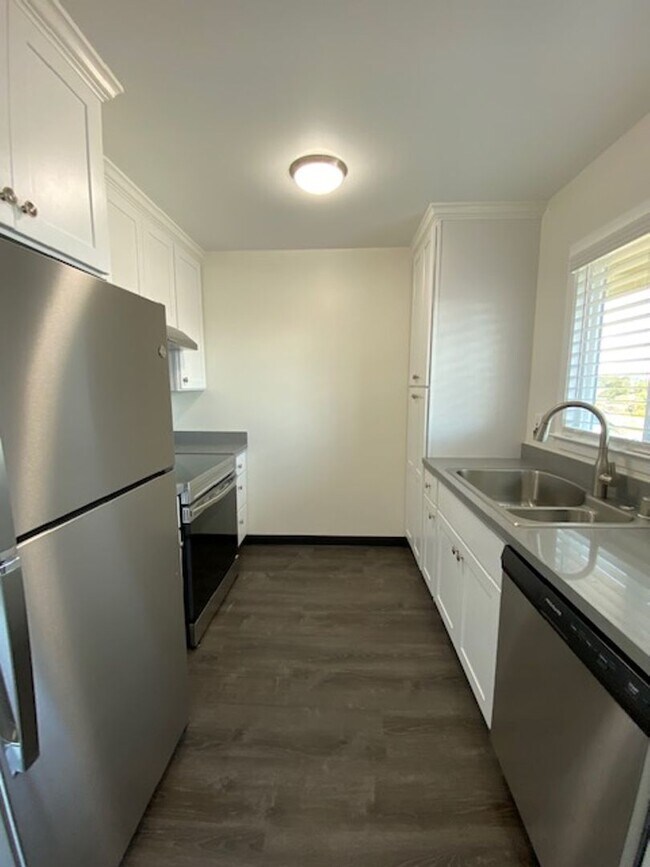 Building Photo - Upstairs beautifully renovated 1 bedroom 1...