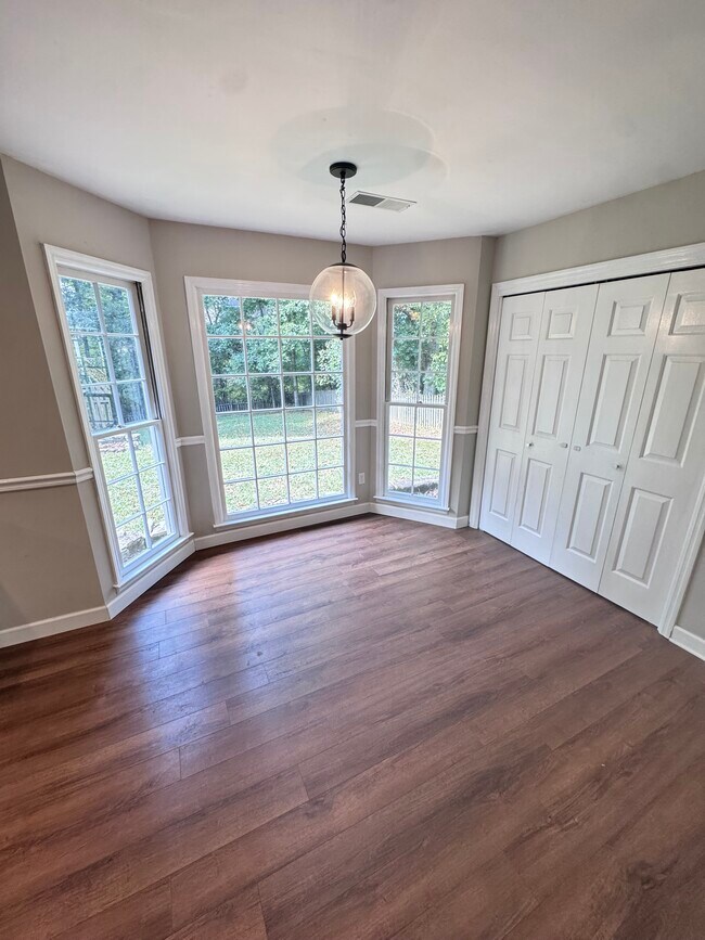 Building Photo - 1884 Dovonshire Rd S W