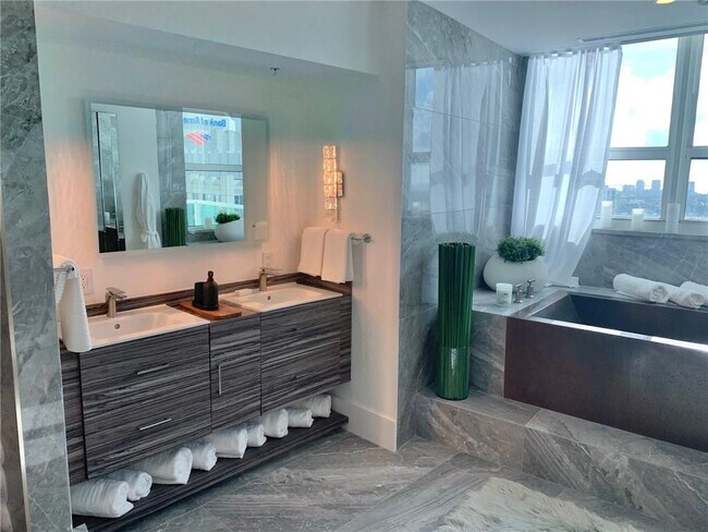 Building Photo - 350 SE 2nd St