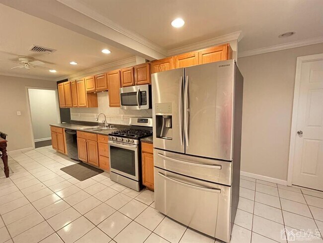 Building Photo - 15 Barnett Pl