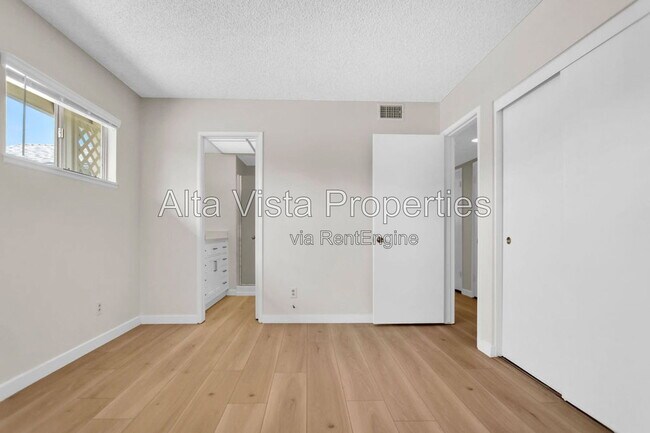 Building Photo - 5633 Scripps St