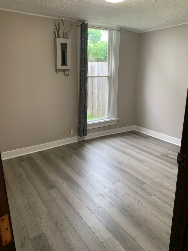 Building Photo - A spacious and quiet 3 bedroom home in Old...