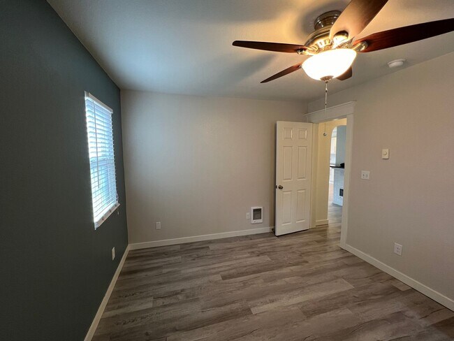 Building Photo - Cozy 2 Bedroom Home