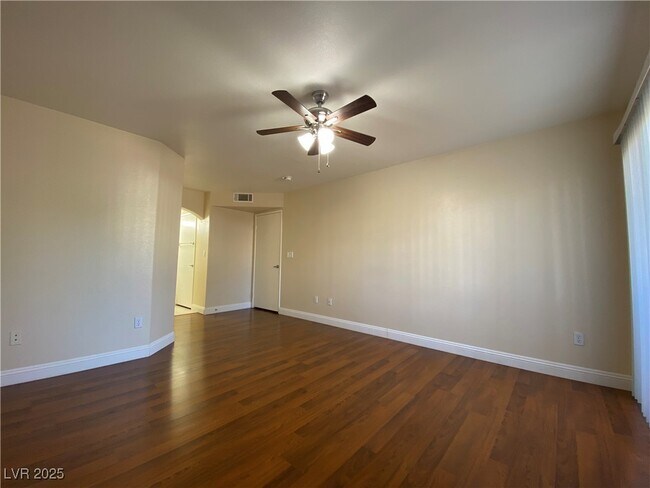 Building Photo - 698 S Racetrack Rd