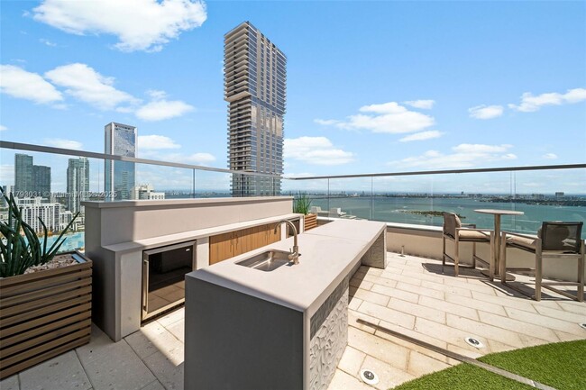 Building Photo - 2150 N Bayshore Dr