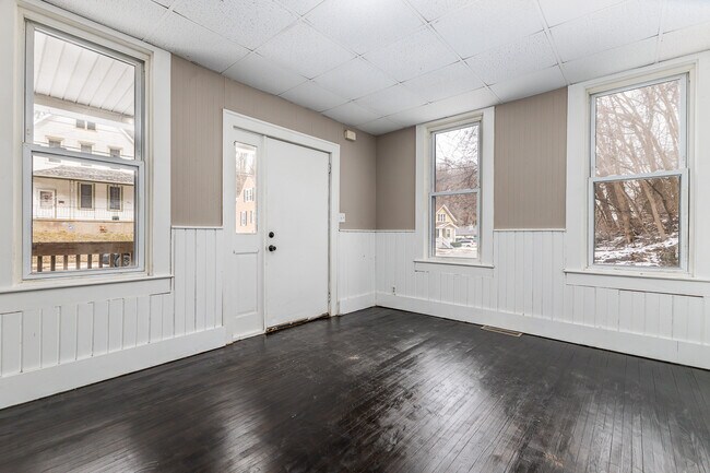 Building Photo - 910 W Locust St