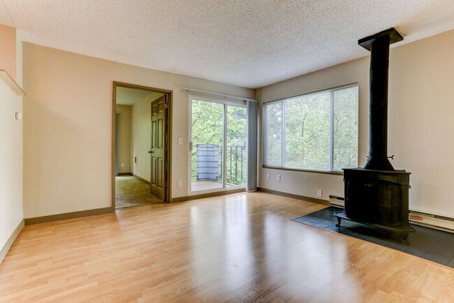 Building Photo - HUGE 1bed/1bath Downtown Living Available ...