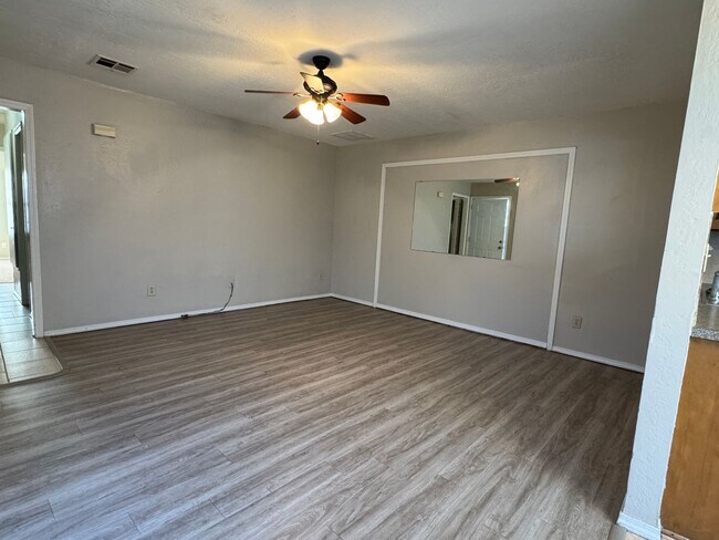 Building Photo - 2514 SW B Ave