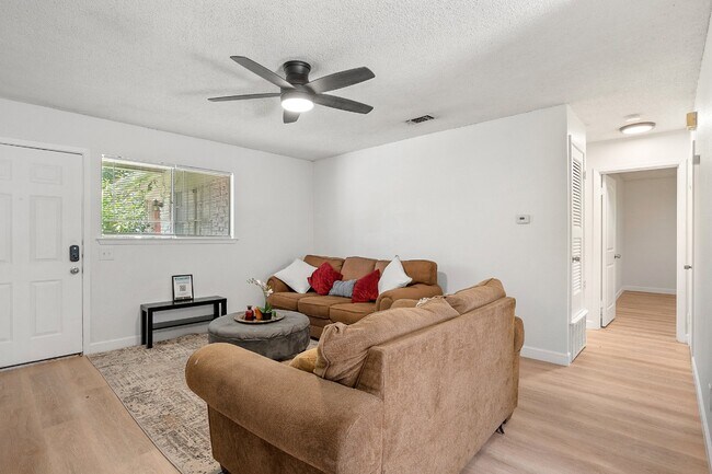 Building Photo - "Charming 2-Bed Duplex in Austin's Vibrant...