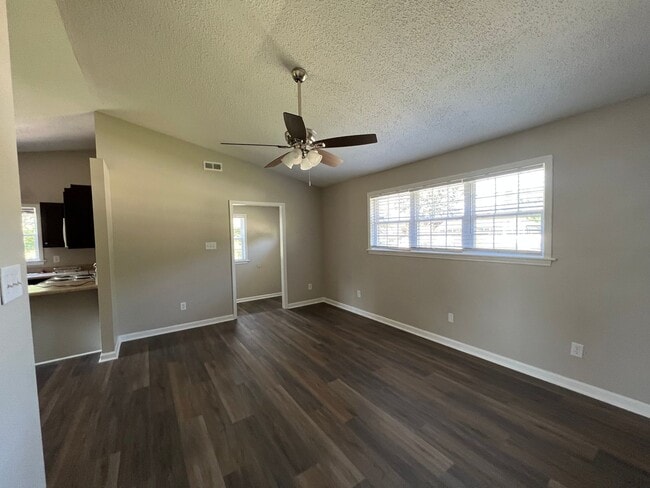 Building Photo - Beautiful 2 bedroom 2 bath single family house with fence, located in central Jacksonville. Close...