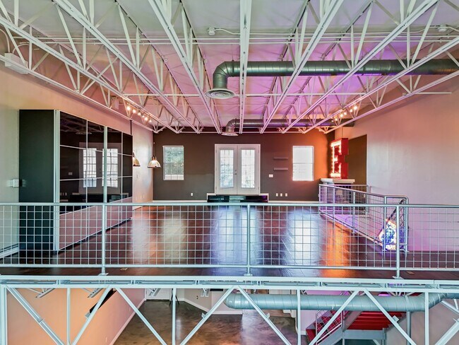 Building Photo - SW!!!  Pool!!! With jets!! Low Maintenance...