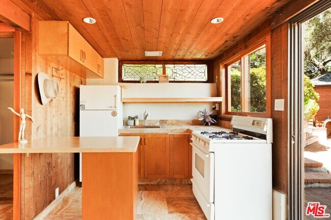 Building Photo - 21071 Waveview Dr