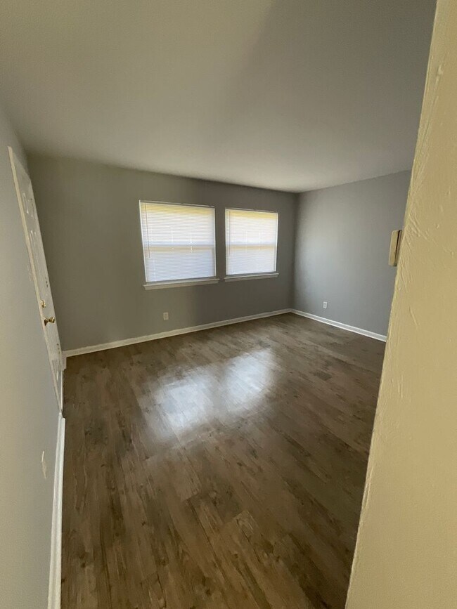 Building Photo - Absolutely Adorable two bedroom is move in ready!