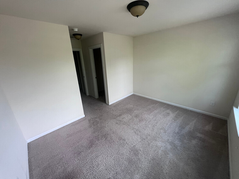 Building Photo - Room in Townhome on Glenburn Ln