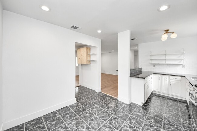 Building Photo - 7722 Elm St