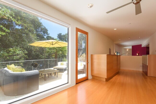 Building Photo - 3527 Oak Knoll Dr