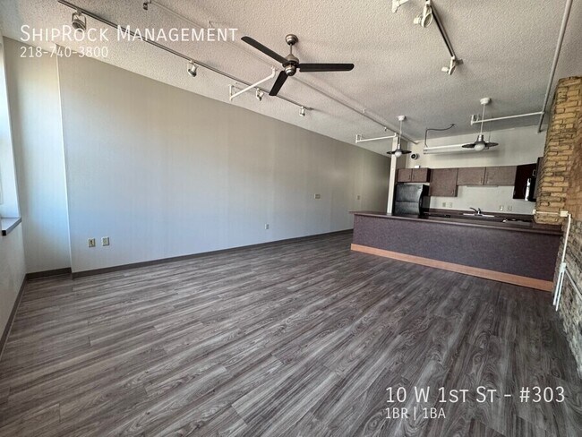 Building Photo - 10 W 1st St