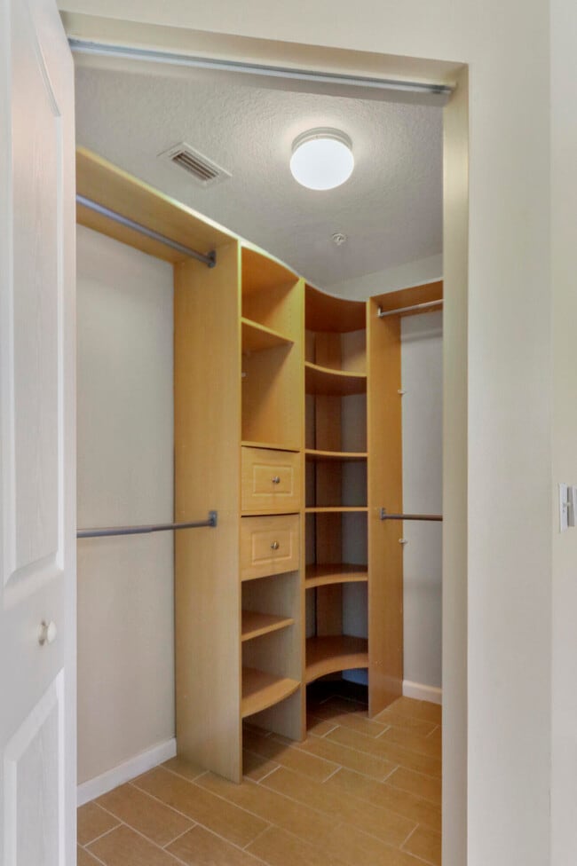 Building Photo - 3205 Myrtlewood Cir E