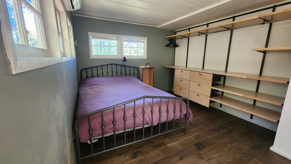 Building Photo - 9710 Mistletoe Rd