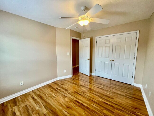 Building Photo - Spacious 4-Bed Haven With 2.5 Baths In Jac...