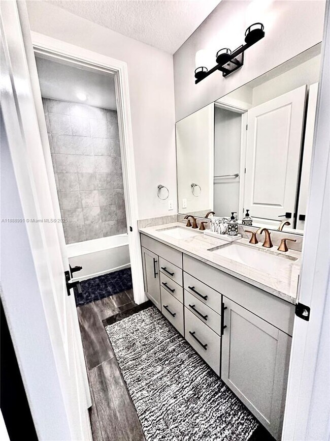 Building Photo - 4022 Large Leaf Ln