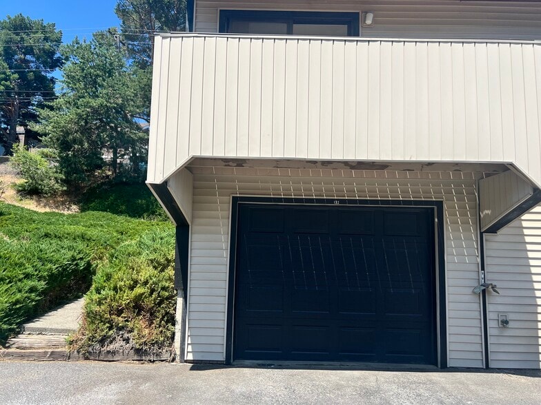 Building Photo - 132 NW Larry St