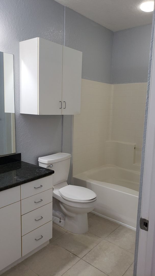 Building Photo - Large 1 Bedroom / 1 Bathroom Condo with Water Fountain View in Downtown Orlando!