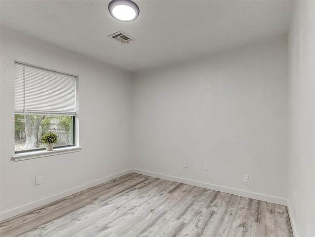 Building Photo - 906 E Comanche St