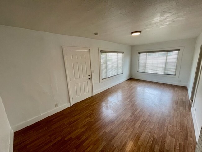 Building Photo - 2-BR Upstairs Unit with Garage in Heart of...