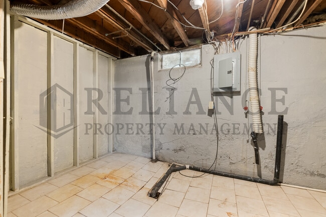 Building Photo - 2146 S Crestway St