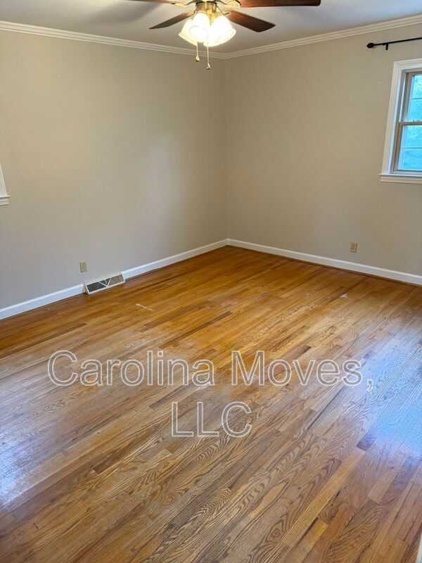 Building Photo - 708 W Lee Rd