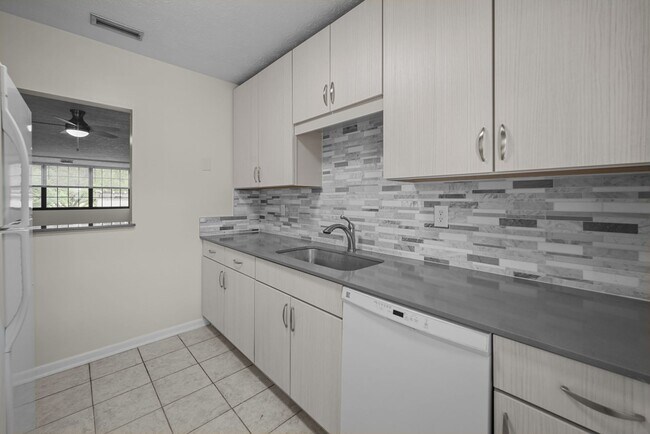 Building Photo - Newly Renovated 2BD/1.5 Bath Condo at Rege...