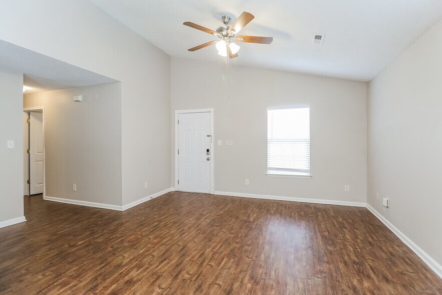 Building Photo - 15123 De Havilland Dr