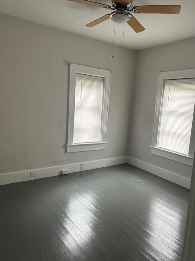 Building Photo - Well maintained 3/2 centrally located and available now!