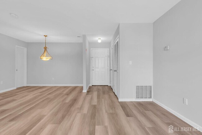 Building Photo - 213 Main St