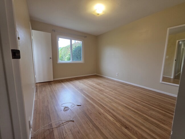 Building Photo - 2440 Maywood Dr