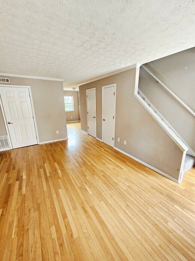 Building Photo - COMING SOON! 2BR Townhome in Clintonville near OSU – W/D, Parking, Pet Friendly