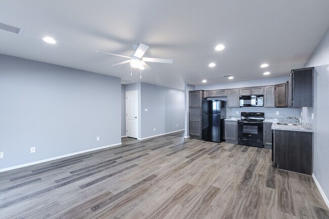 Building Photo - 9060 E Lakeshore Dr