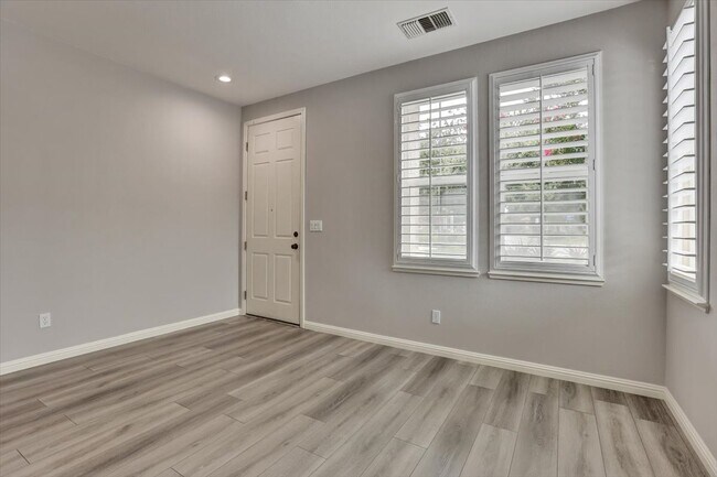 Building Photo - 683 Courtyards Loop