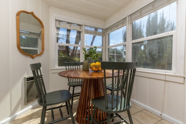 Building Photo - 703 Manzanita Ave