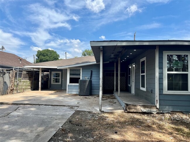 Building Photo - 8308 John St