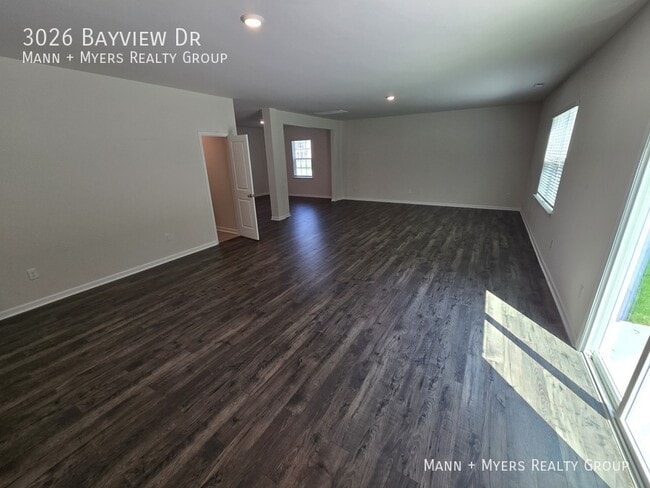 Building Photo - 3026 Bayview Dr