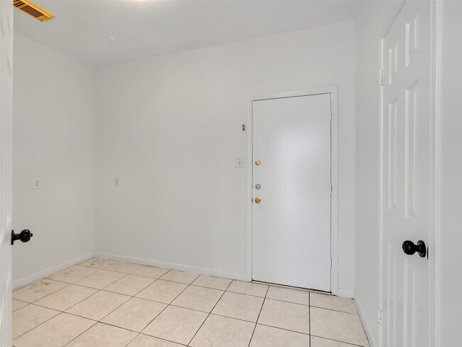 Building Photo - 1127 Gloria Ct