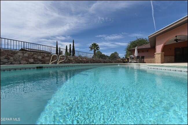 Building Photo - 6412 Via Aventura Dr