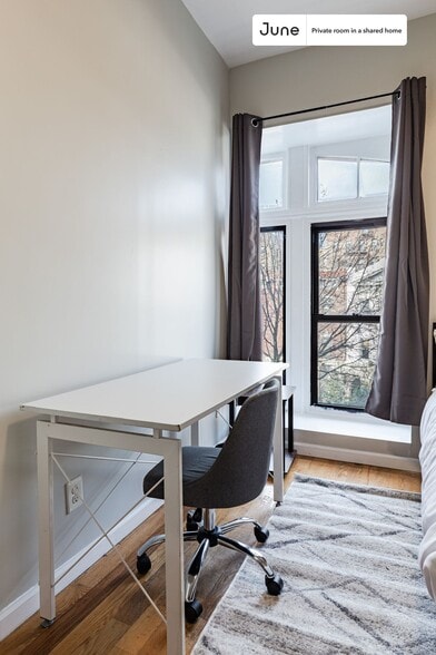 Building Photo - Private bedroom in 4 bed/2 bath Home