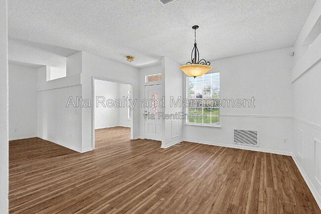 Building Photo - 8426 Country Bend Cir W