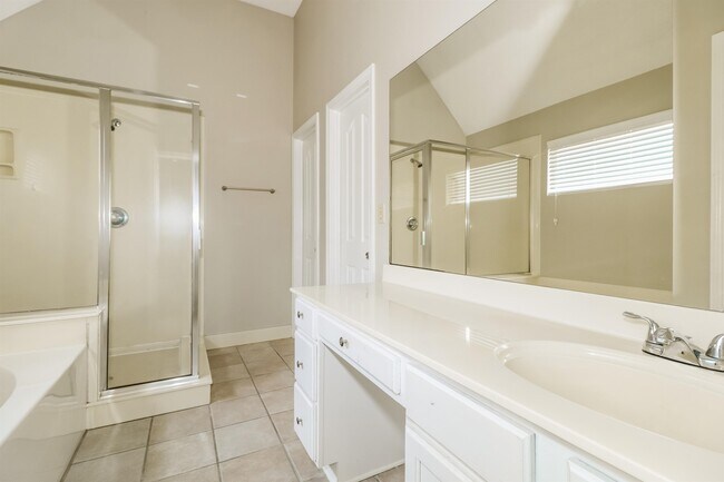 Building Photo - 1602 Far Dr