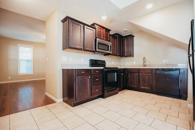 Building Photo - 512 S Main Ave