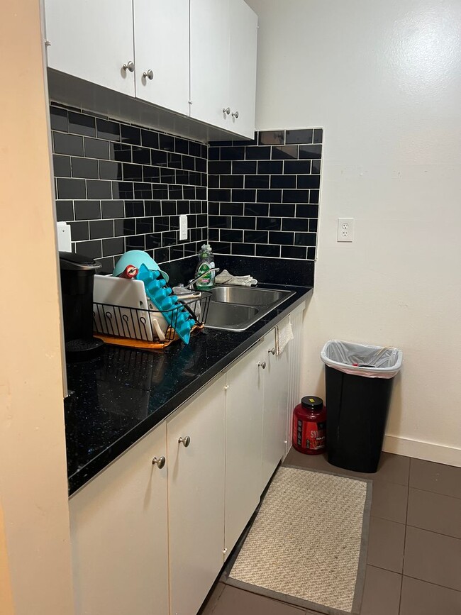 Building Photo - Amazing Room Downtown Renovated/Fireplace/Balcony/View